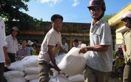 Hỗ trợ gạo cho 2 địa phương dịp giáp hạt